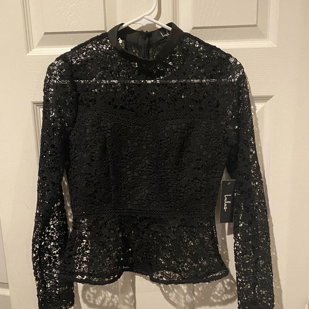 LOVELY LACE TOP   NWT